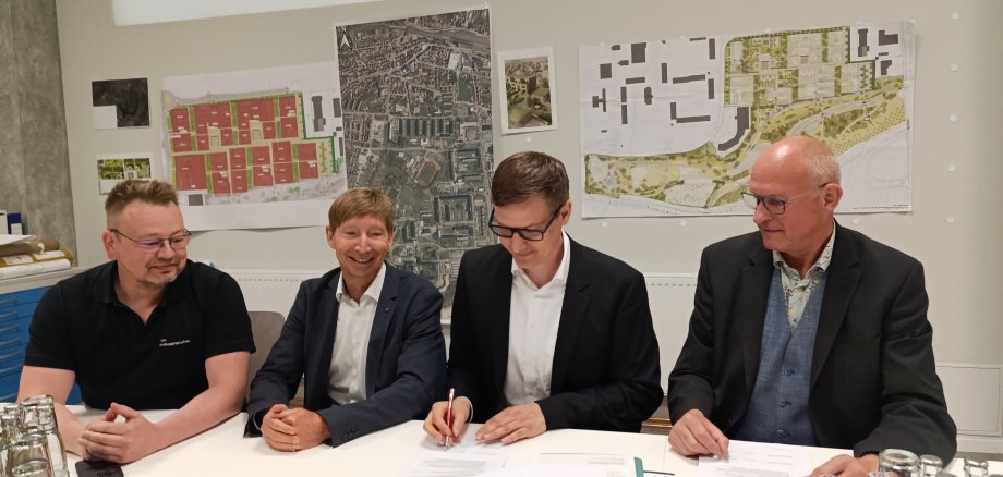 Die Geschäftsführer der Landesgartenschaugesellschaft, Martin Hauck  und Stefan Nolte, der Geschäftsführer der SWL, Thomas Gerstner, und SWL-Prokurist Rüdiger Steinbach unterzeichneten den Sponsorenvertrag für die Landesgartenschau 2026 in Leinefelde. 
